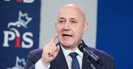 Ostra wypowiedź Brudzińskiego. Uderza w "młodych kolegów"