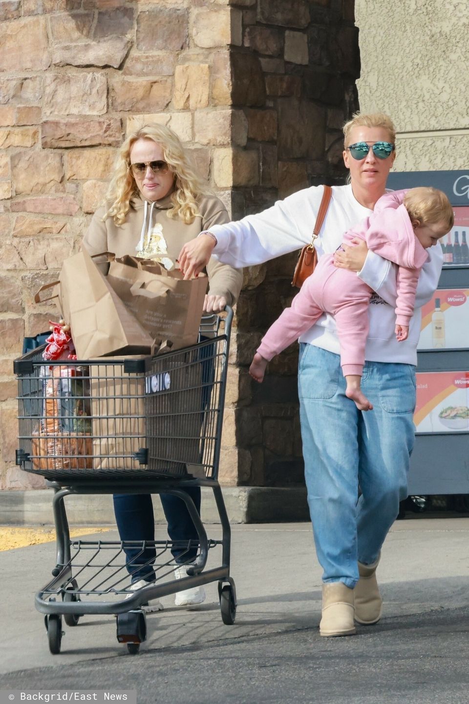Rebel Wilson z narzeczoną i dzieckiem na zakupach