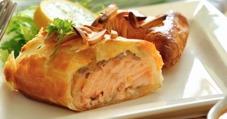 Biorę łososia i ciasto francuskie. Przepis jest prosty, a efekt jak z najlepszej restauracji