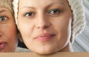 Kampania „Zbieramy na cycki, nowe fryzury i dragi” podbija internet