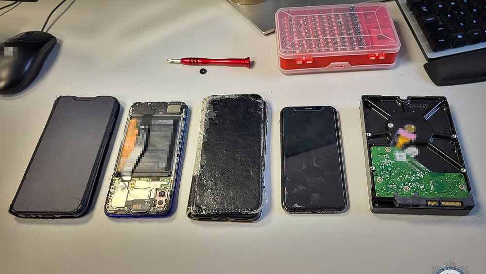 Funkcjonariusze zabezpieczyli telefony, komputery i cyfrowe nośniki danych