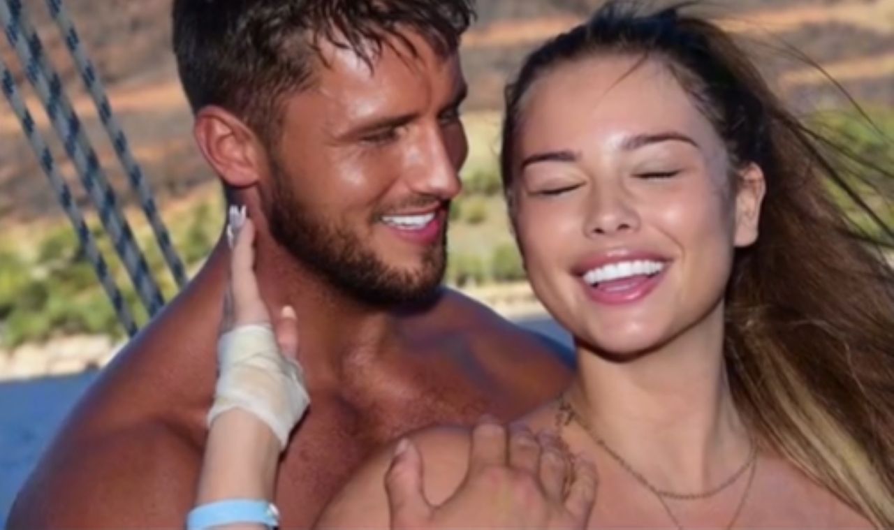 The engaged couple decided on "Turkish teeth"