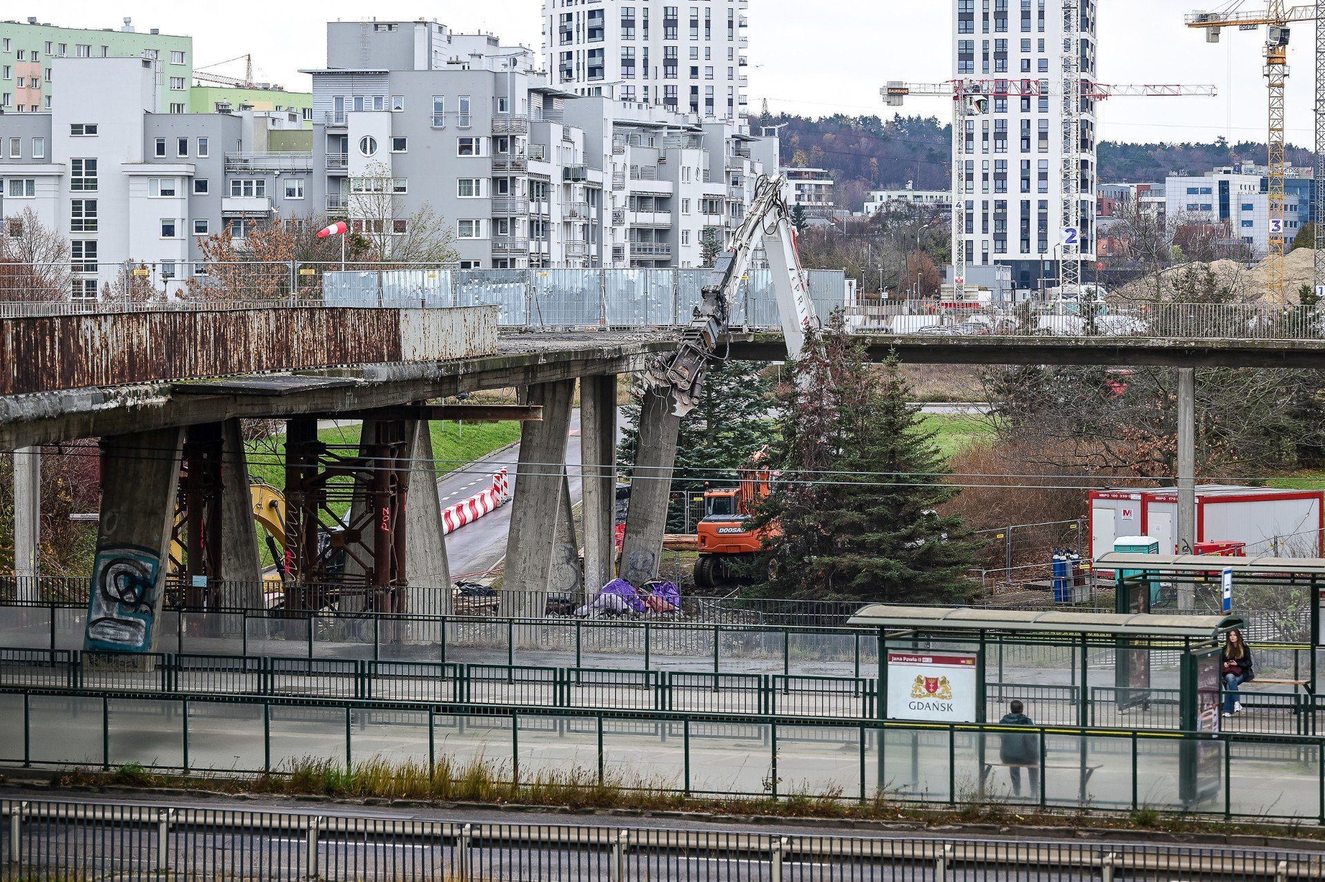 Prace rozbiórkowe kładki dla pieszych na Zaspie w Gdańsku