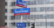 Warszawa. "Wróciła" ulica Lecha Kaczyńskiego. Ktoś zakleił tablice alei Armii Ludowej