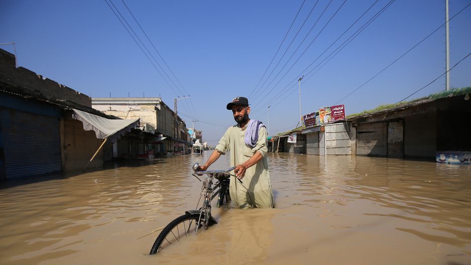 Over 1,000 dead since June amid heavy monsoon rains in Pakistan
epa10145305 A man wades through a flooded area following heavy rains in Nowshera District, Khyber Pakhtunkhwa province, Pakistan, 29 August 2022. According to the National Disaster Management Authority (NDMA) on 27 August, flash floods triggered by heavy monsoon rains have killed over 1,000 people across Pakistan since mid-June 2022. More than 33 million people have been affected by floods, the country's climate change minister said.  EPA/BILAWAL ARBAB 
Dostawca: PAP/EPA.
BILAWAL ARBAB