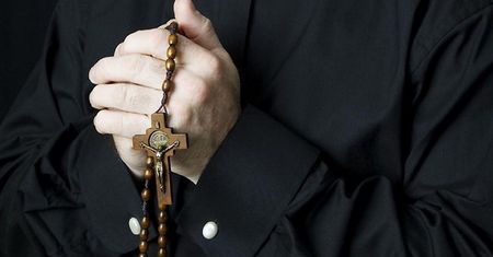 Ksiądz wpadł w sidła oszustów. Przelał 600 tys. zł