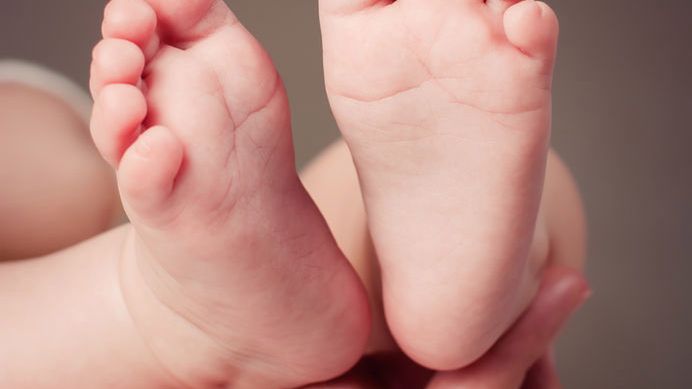 Włosy owinięte wokół palców dziecka mogły doprowadzić do tragedii 