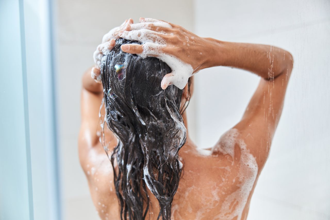 Częstsze mycie wcale nie rozwiąże problemu przetłuszczających się włosów.