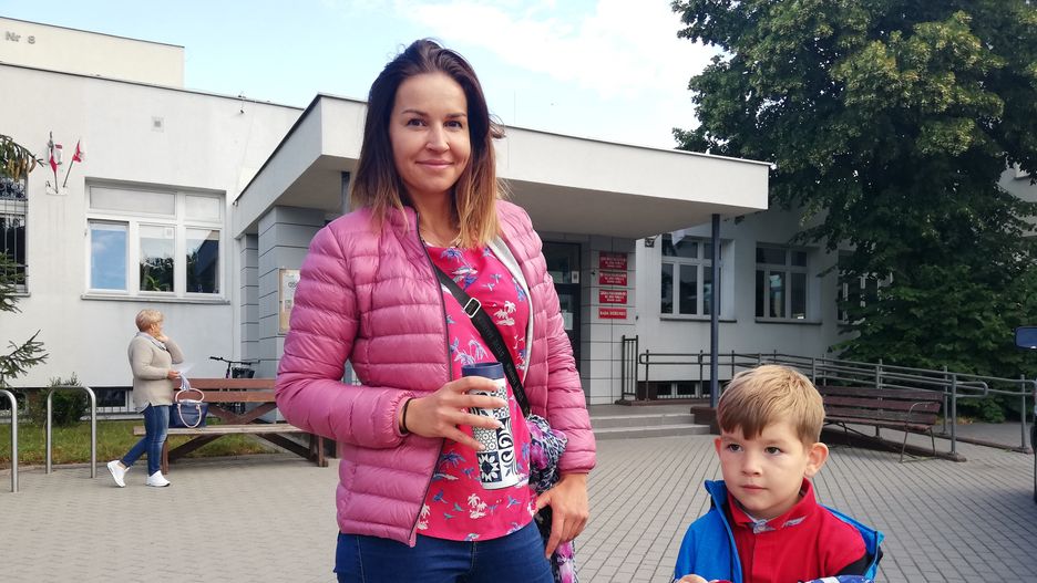 Pani Agata z małym Julianem przed SP nr 5 w Gdańsku