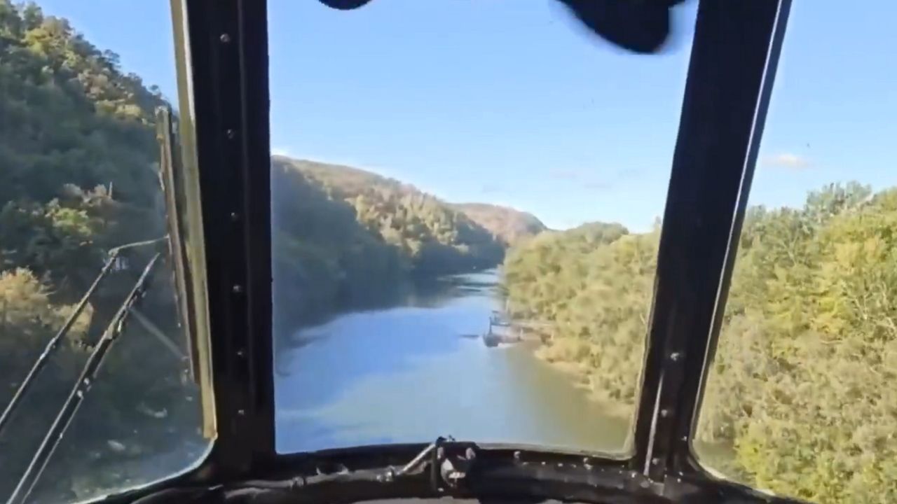 Mi-8 leci nisko nad rzeką Siewierski Doniec