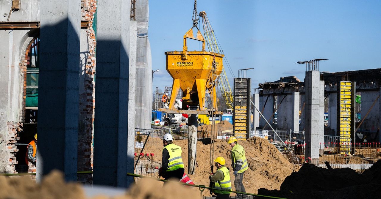 W Poznaniu powstaje 55-metrowy wieżowiec. Odrestaurują też zabytkową kotłownię z kominem. Zobaczcie zdjęcia z placu budowy