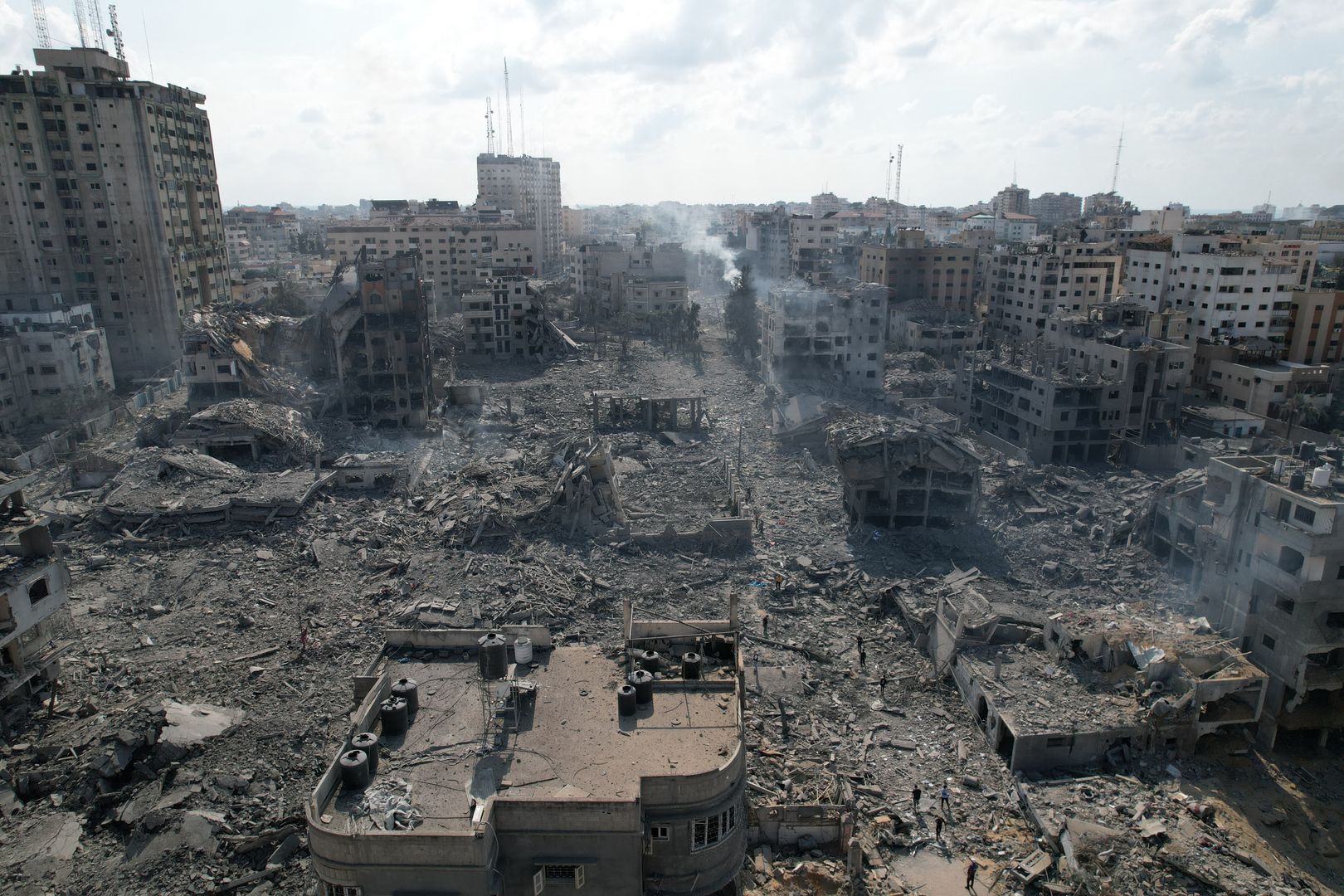 Zniszczone w izraelskich nalotach odwetowych budynki w Gazie, 10.10.2023 r.