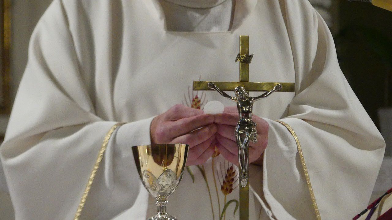 Koperty odchodzą do lamusa. Ksiądz pokazał, co wręczyć po kolędzie