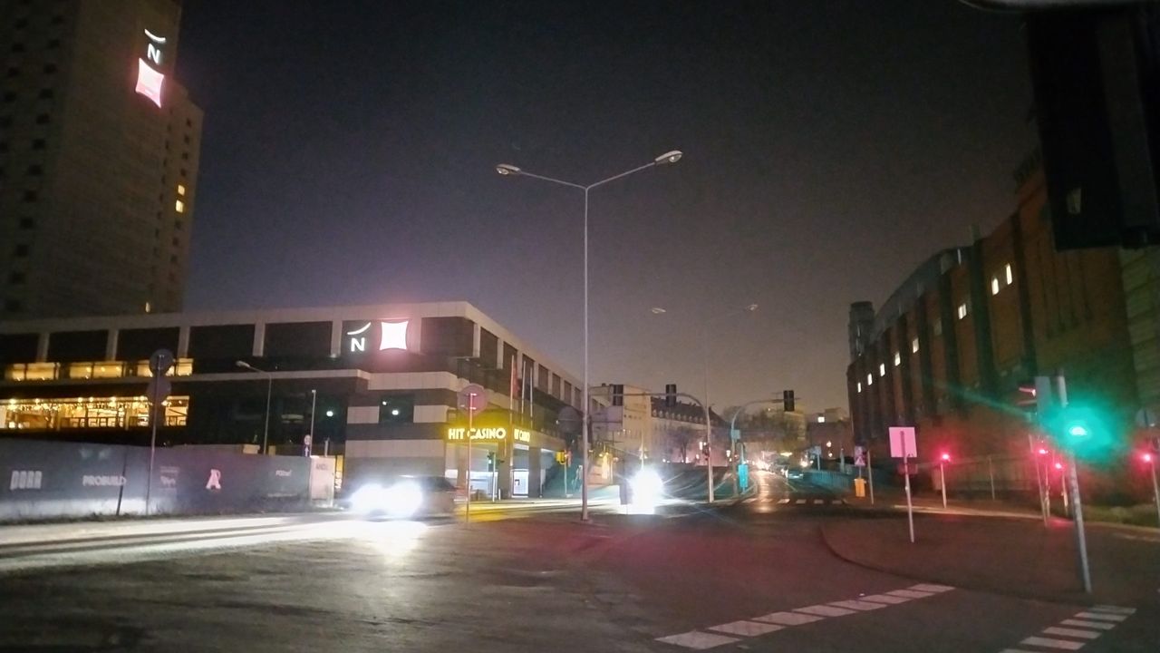 Poznań: Poranek w centrum miasta bez ulicznych latarni