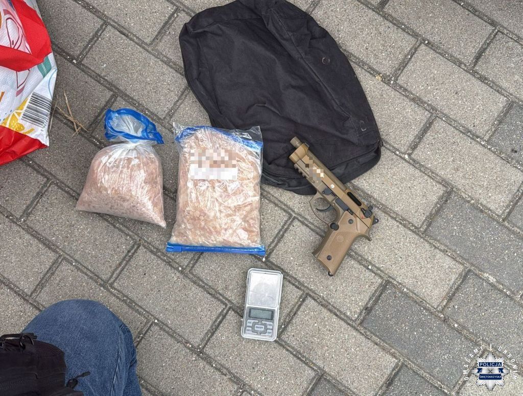 Blisko 1,5 kg 3-CMC w bagażniku. Policyjna kontrola pod Buskiem-Zdrojem zakończyła się zatrzymaniami