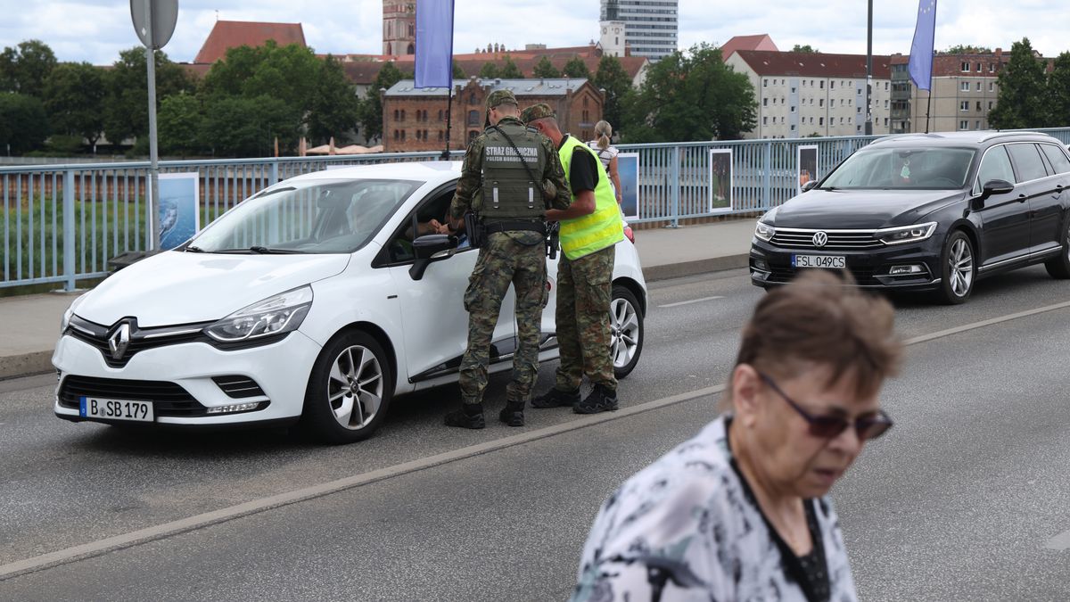 SLUBICE, LUBUSKIE, POLAND - JULY 07: Polish border police check a driver's documents while monitoring vehicles arriving from Germany at the border crossing on July 07, 2025 in Slubice, Poland. Poland is launching controls at its busiest border crossings to Germany in what the government claims is an effort to prevent undocumented migrants who have been turned away by German authorities from returning to Poland. Germany has stepped up its own controls at all border crossings in an effort to stem illegal immigration. (Photo by Sean Gallup/Getty Images)