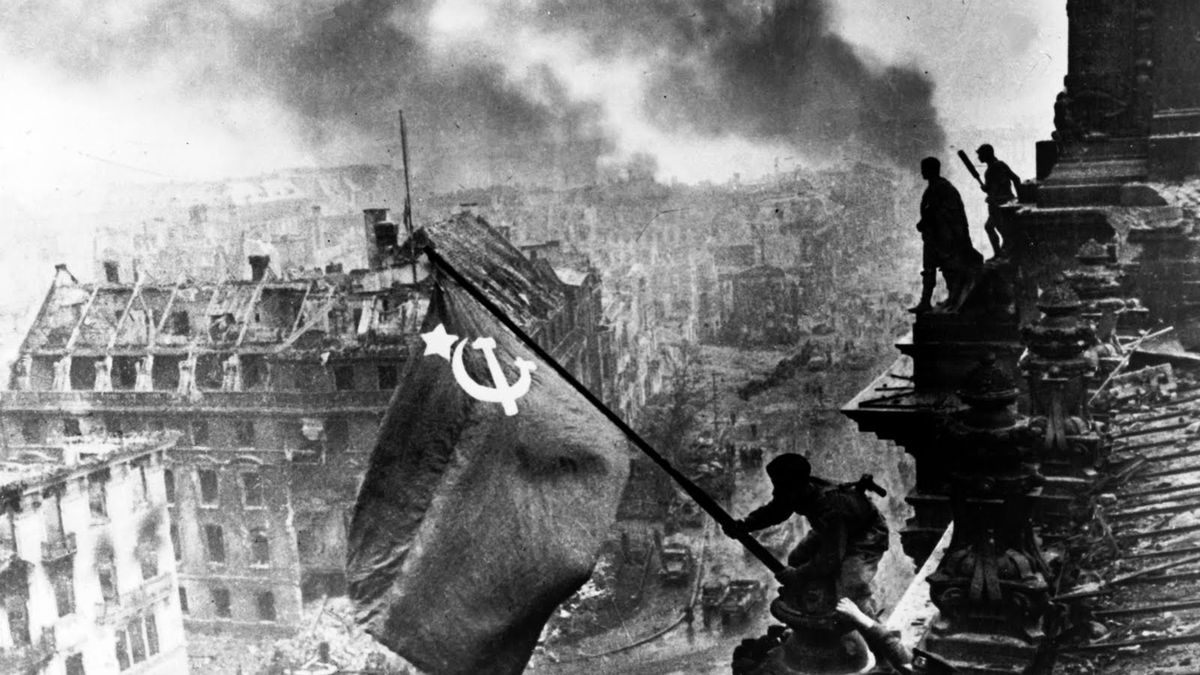 Symbol końca wojny, czyli flaga na Reichstagu i niechciany zegarek 1