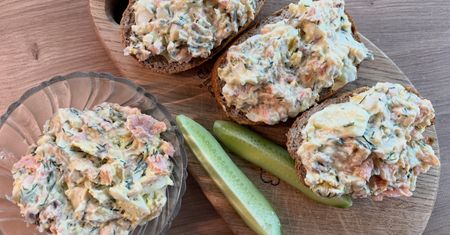 Ta pasta z pieczonego łososia na stałe zagości w twoim śniadaniowym menu. Pyszna, zdrowa i ekspresowa
