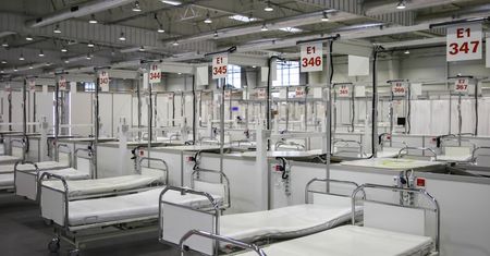 Ostatnie wolne łóżka w szpitalu tymczasowym. W czwartek uruchomią kolejny moduł