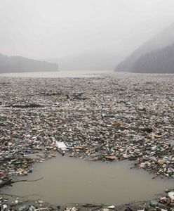 Bałkany. Malownicze jezioro Potpecko tonie w śmieciach. Zdjęcia mówią same za siebie