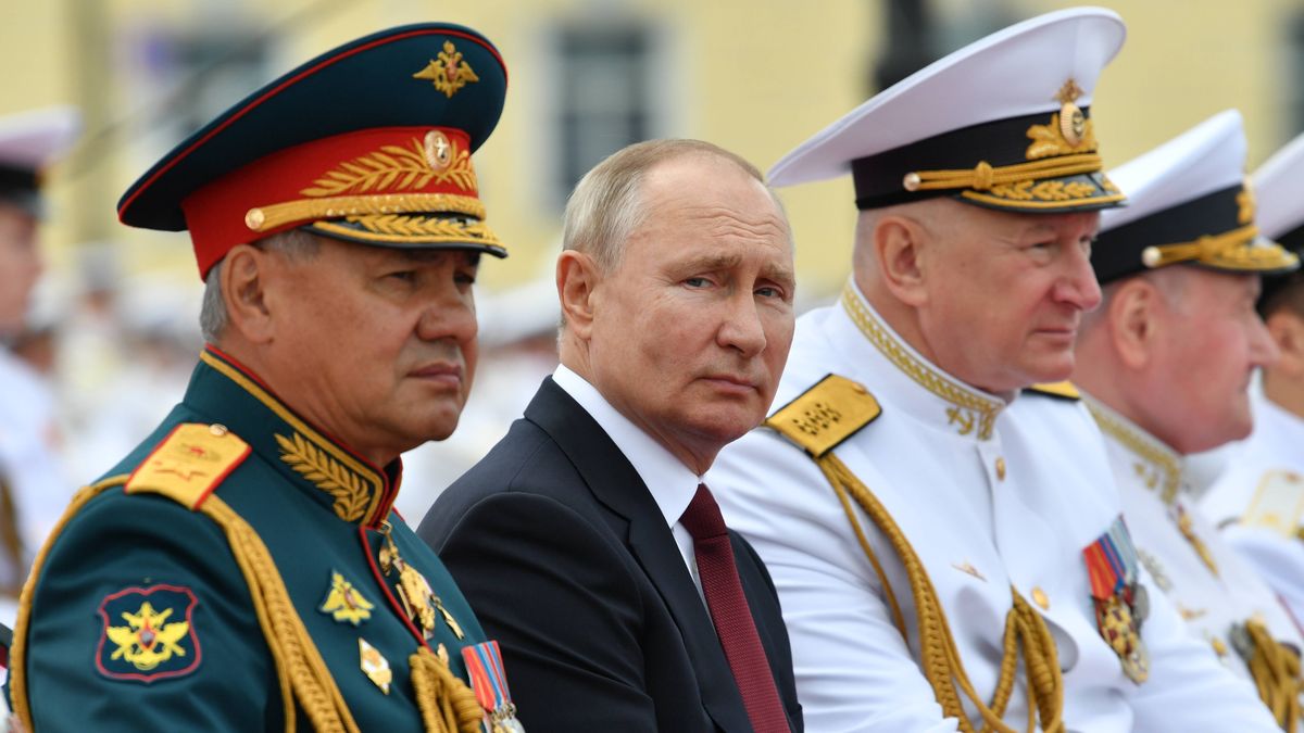 Russia Navy Day parade in St. Petersburgepa09364636 Russian President Vladimir Putin (C), Russian Defence Minister Sergei Shoigu (L) and  Russian Navy Commander-in-Chief Admiral Nikolai Yevmenov (2-R) attend the 'Russia Navy Day' parade in St. Petersburg, Russia, 25 July 2021. Some 54 warships, including three frigates from India, Iran and Pakistan, 48 aircraft and more than 4,000 servicemen, took part in the parade in honor of the 325th anniversary of the creation of the Russian military fleet.  EPA/ALEXEI NIKOLSKY/SPUTNIK/KREMLIN / POOL Dostawca: PAP/EPA.ALEXEI NIKOLSKY/SPUTNIK/KREMLIN / POOL
