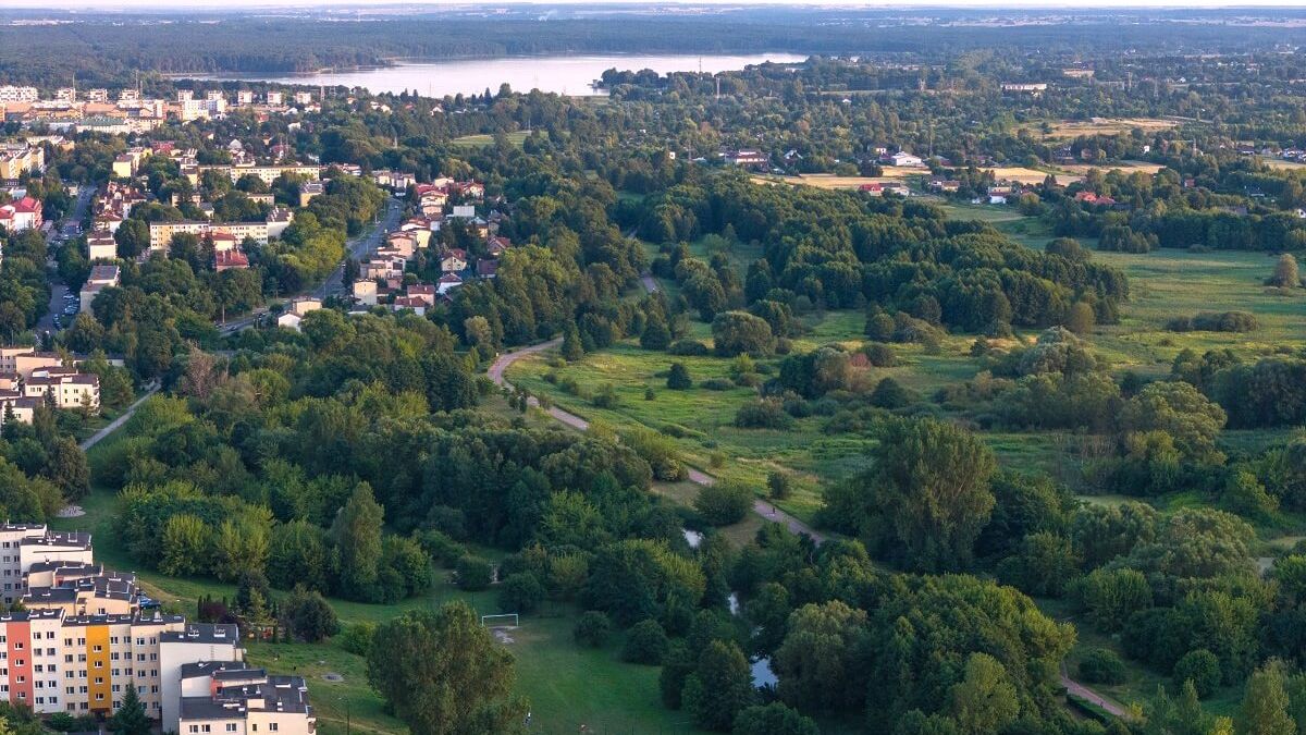 Widok z drona na dolinę rzeki Bystrzycy, na pierwszym planie osiedle Łąkowa