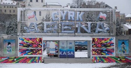 Do Lublina przyjechał Cyrk Arena bez zwierząt. Właśnie rozstawiają swoje cyrkowe miasteczko