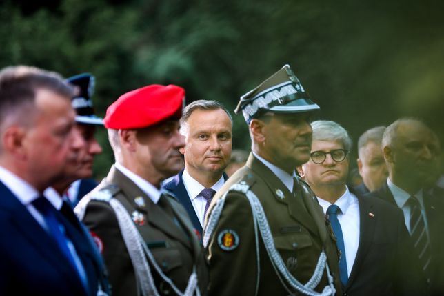 Warszawa, 14.08.2022. Prezydent RP Andrzej Duda (C) oraz szef BBN Paweł Soloch (2P) podczas Apelu Pamięci przed Pomnikiem Poległych w 1920 r. na Cmentarzu Wojskowym na Powązkach w Warszawie, 14 bm. Trwają obchody Święta Wojska Polskiego i 102. rocznicy zwycięstwa nad bolszewikami w Bitwie Warszawskiej. (jm) PAP/Rafał Guz