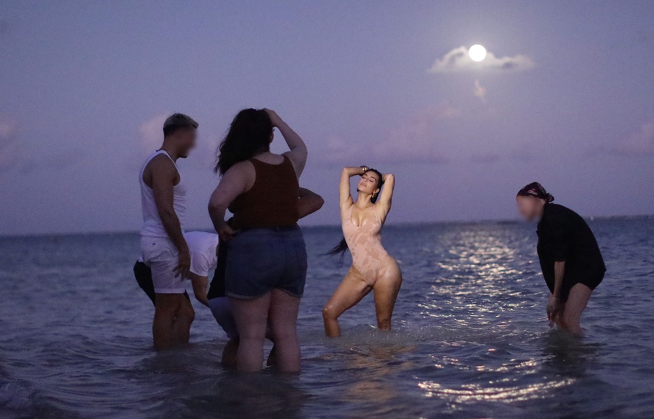Kim Kardashian wygina się podczas nocnej sesji na Karaibach