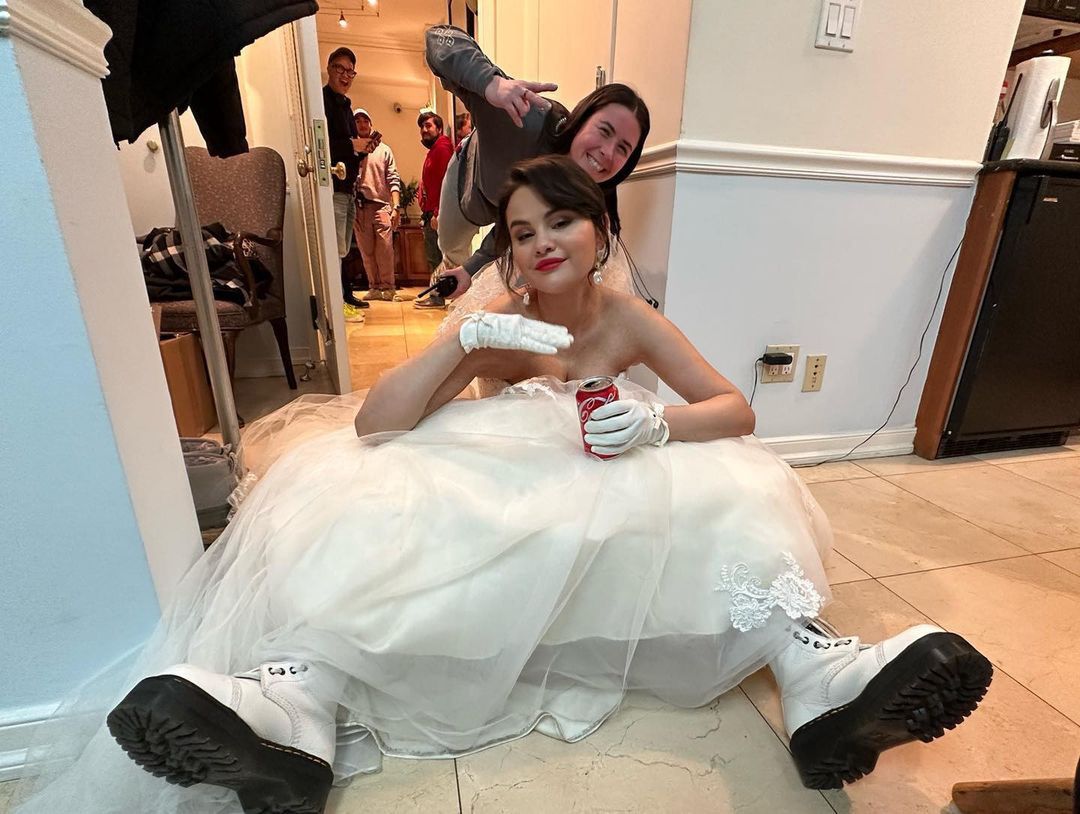 Selena Gomez w sukni ślubnej i botkach
Instagram/selenagomez