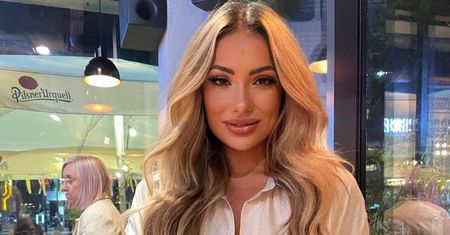 Laura z "Love Island" karmi roczne dziecko PARÓWKAMI! Internauci z przerażeniem: "Przecież to syf" (FOTO)