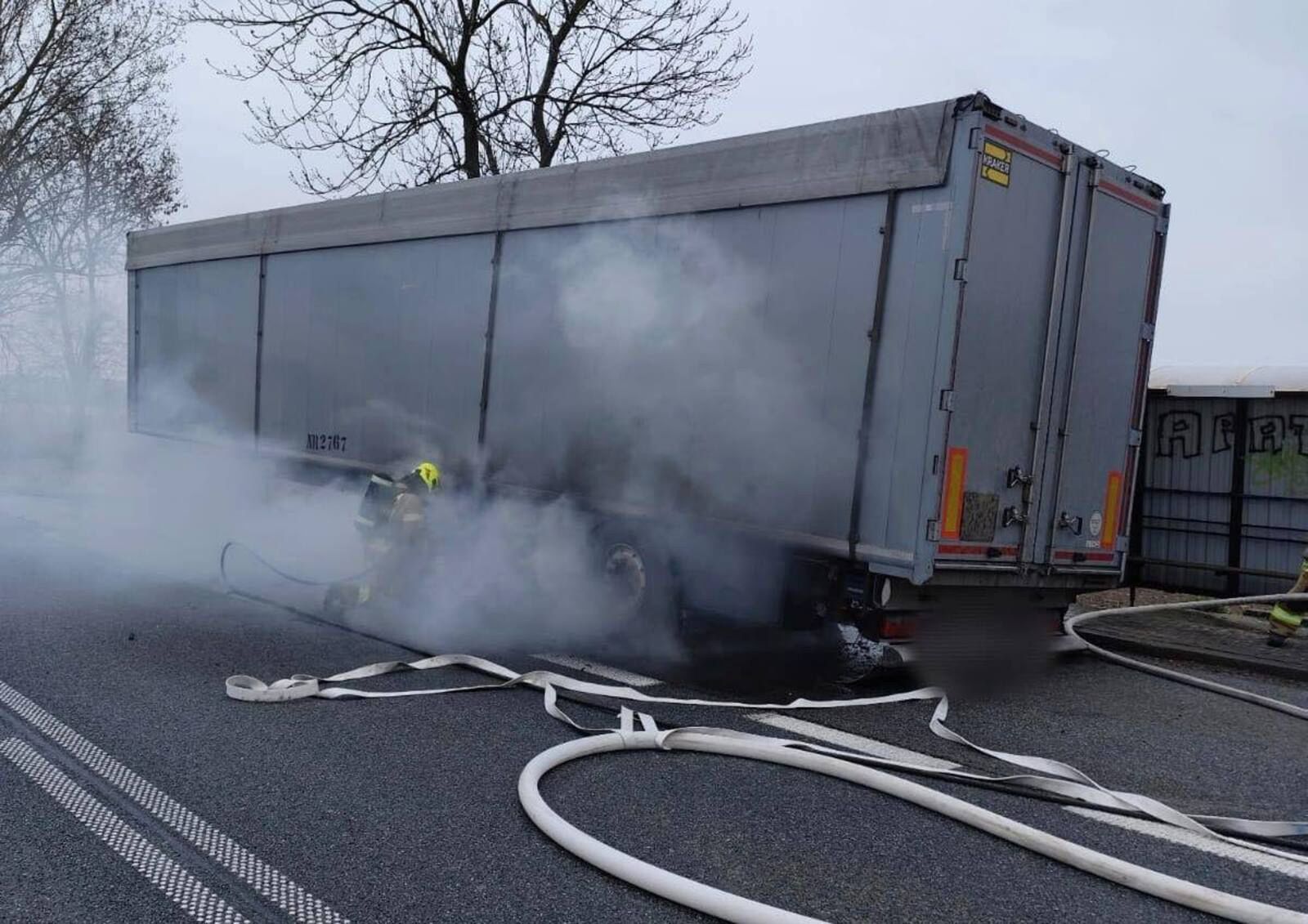 Groźny incydent na DK10. Ciężarówka stanęła w płomieniach