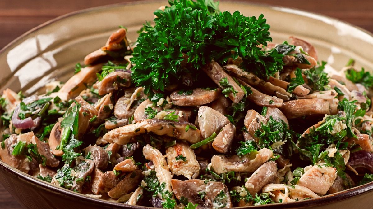 Na grilla robię wiadro sałatki pieczarkowej 