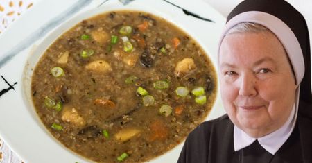 Siostra Anastazja zupę grzybową zawsze podaje z tym dodatkiem. Trudno o lepszy przepis