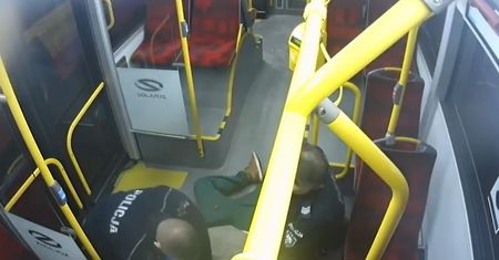 Policjant uratował życie mężczyzny. Nagranie reanimacji w autobusie miejskim w Warszawie