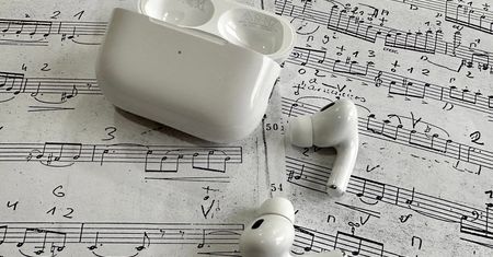 Apple sprzedaje używane słuchawki AirPods Pro 2. Zachętą ma być różnica w cenie