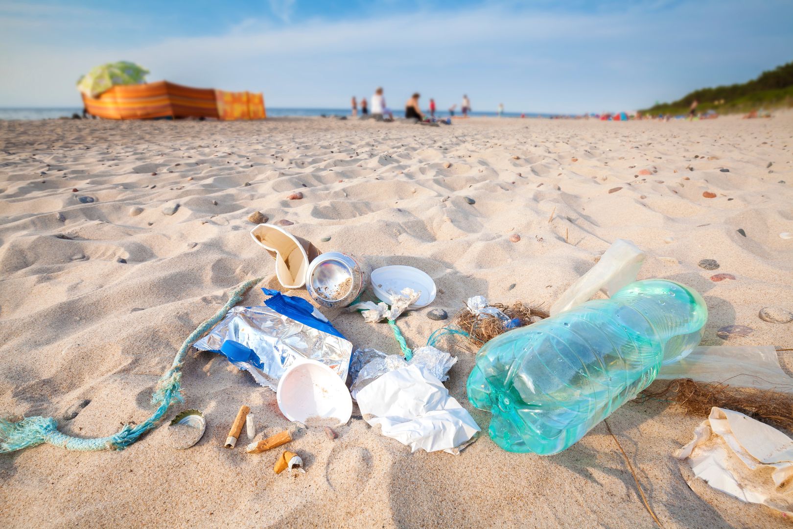 Trójmiejskie plaże toną w śmieciach. Turyści zostawiają na nich kilkaset ton odpadów rocznie