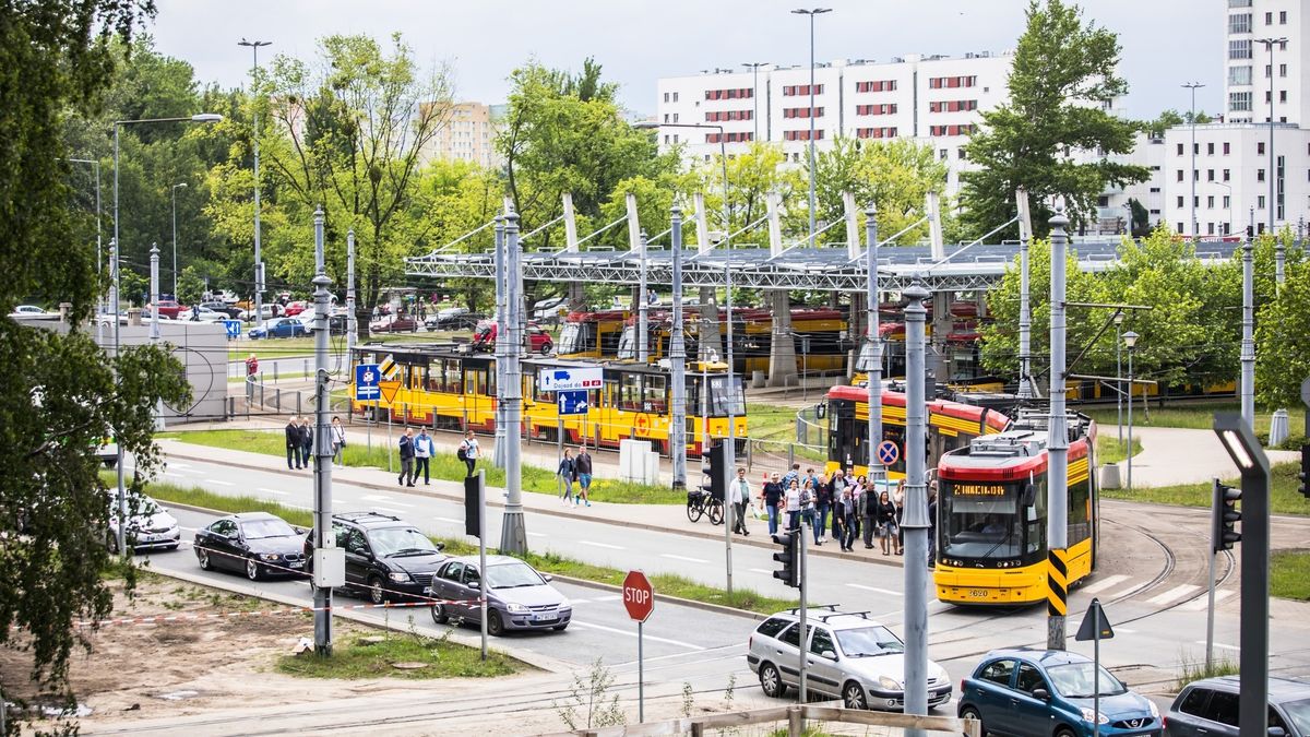 Sytuacje z tramwajem na skrzyżowaniu zdarzają się często, a kierowcy nie zawsze wiedzą, kiedy mają pierwszeństwo.