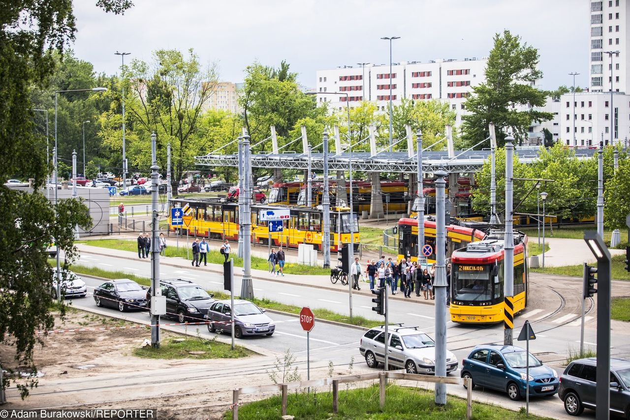 Tramwaj i samochód na skrzyżowaniu. Który pojazd ma pierwszeństwo?