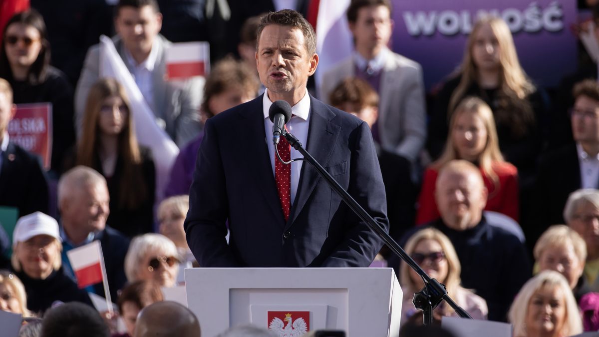 Wrocław, 07.05.2025. Wybory Prezydenta RP 2025 - kampania. Kandydat KO w wyborach na prezydenta RP, prezydent stolicy Rafał Trzaskowski (C) podczas spotkania otwartego z mieszkańcami na Rynku we Wrocławiu, 7 bm. (jm) PAP/Maciej Kulczyński