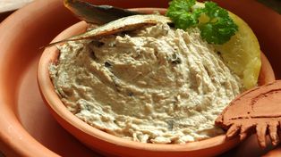 Rozgniatam widelcem i mieszam z twarogiem. Po takim śniadaniu cukier nie szybuje w górę