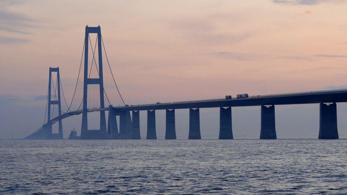 Most Storebaeltsbroen (  Most Duzego Beltu ) łaczy wyspy Zelandie i Fionie - składa sie z dwoch mostow  Mostu Zachodniego ( Vestbroen ) i Mostu Wschodniego ( Ostbroen ) , ktore lacza sie na wysepce Sprogo.