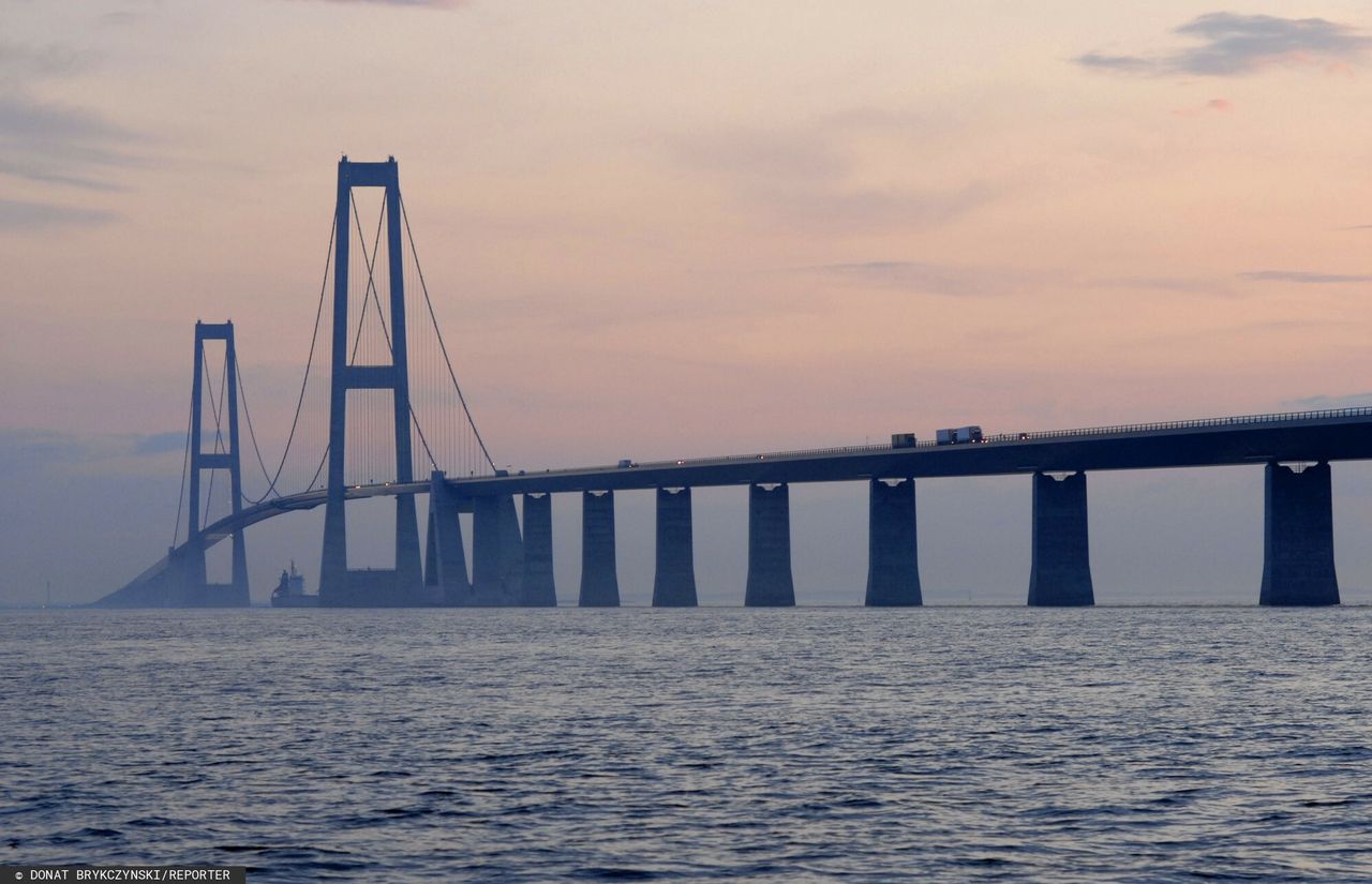 The Storebaeltsbroen (Great Belt Bridge) over connects the islands of Zealand and Funen - consists of two bridges: the West Bridge (Vestbroen) and the East Bridge (Ostbroen), which are connected on the islet of Sprogo spanning the Great Belt strait.