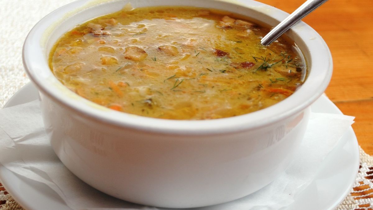 Kapuśniak w białej miseczce