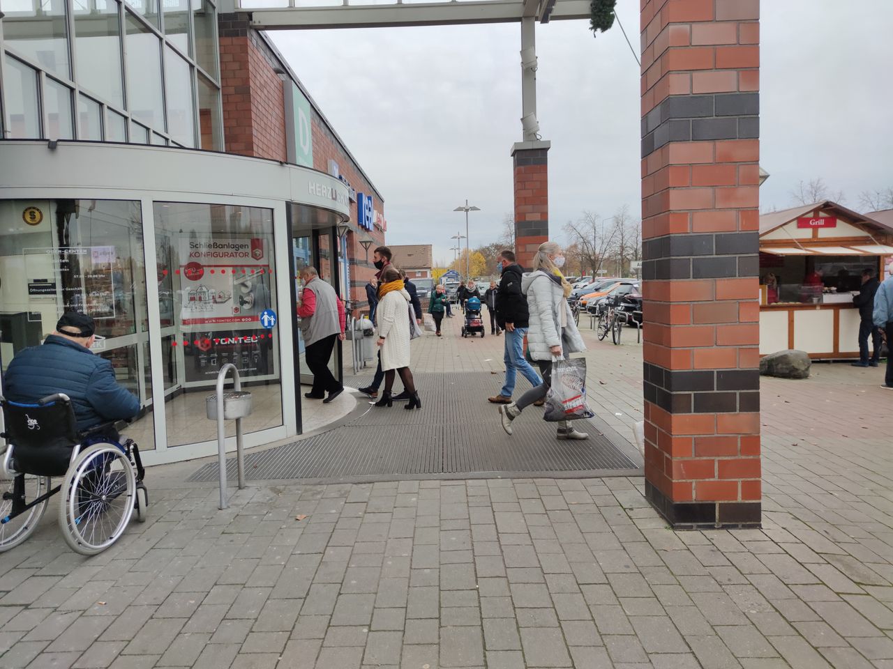 Tłumy Polaków na zakupach w Niemczech. "Można zapomnieć, co to za kraj"