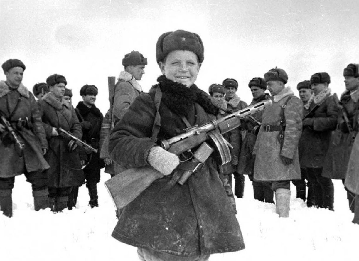 Pepesza, czyli PPSz-41. Ikoniczny pistolet maszynowy Armii Czerwonej - 15-letni Wowa Jegorow z pepeszą - "syn pułku" ze swoim oddziałem