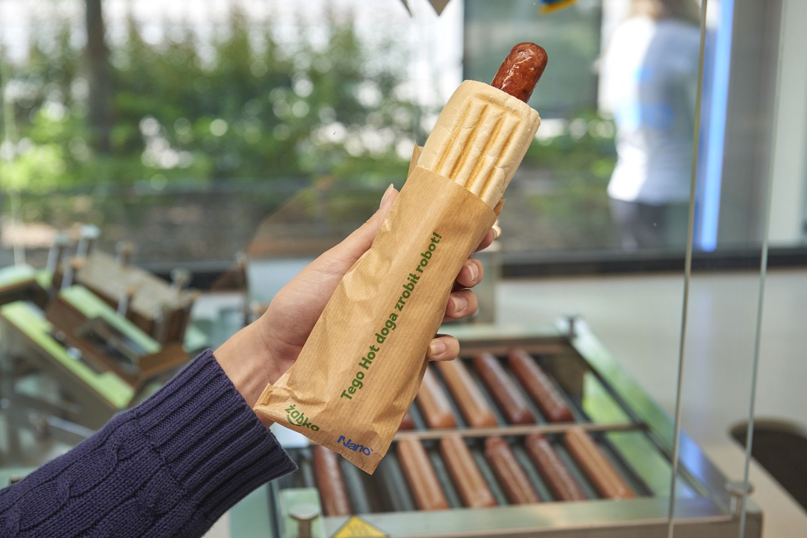 Kultowy hot-dog z Żabki serwowany przez… robota 