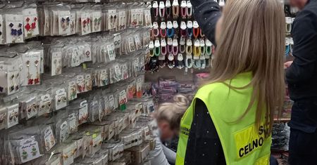 Podróbki warte miliony. KAS przejęła ponad 3,5 tys. szt. podrobionej biżuterii