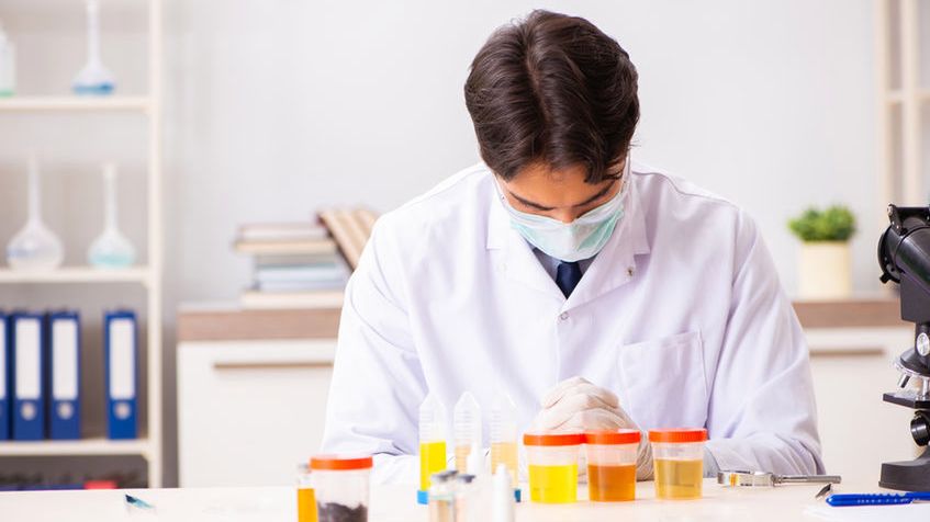 Mętny mocz to efekt obecności licznych elementów osadu moczu, których być w nim nie powinno. Ponieważ mocz zdrowego człowieka powinien być przezroczysty, mętny wskazuje na jakąś nieprawidłowość.