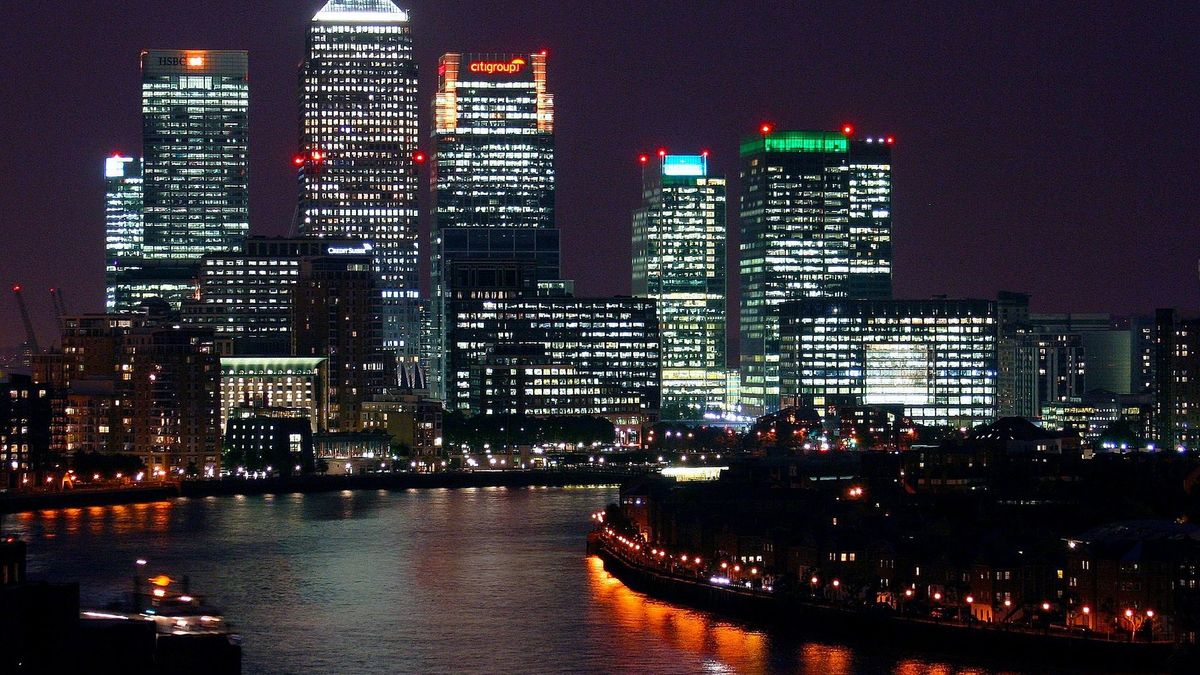 Canary Wharf w Londynie. Tu swoje światowe lub europejskie siedziby mają m.in. Barclays, Citigroup, Credit Suisse, HSBC, J.P. Morgan i Morgan Stanley.